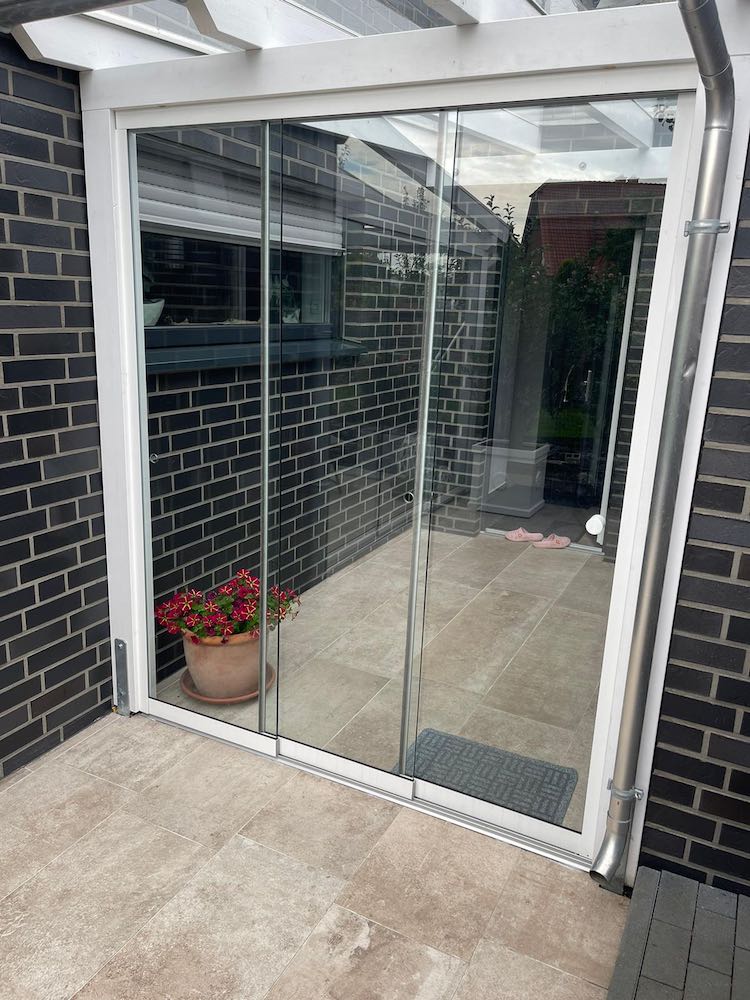 Glasschiebewand Eingang